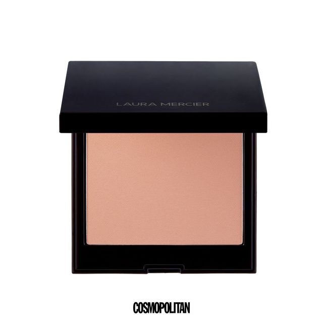 차분한 베이지 톤의 블러셔를 찾고 있다면 주목. 브라운색이 한 방울 섞인 말린 살굿빛으로 자연스러운 혈색을 표현하기에 안성맞춤이다. 블러쉬 컬러 인퓨전 진저 6만4천원. LAURA MERCIER