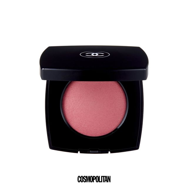 채도가 높은 쿨한 블루 핑크 치크의 매력! 극소량만 발라도 발색이 강하게 올라오는 편이니 농도 조절을 세심하게 할 것. 포슬한 감촉으로 마무리되는 드라이한 크림 파우더 블러셔 타입이다. 쥬 꽁뜨라스뜨 엥땅스 블러셔 238 로즈 아흐당뜨 7만5천원. CHANEL BEAUTY