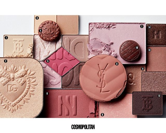 1, 12 영국의 해 질 녘 어스름한 빛에서 영감을 받은 팔레트. 토프 시머와 새틴 모브, 쿨 브라운 톤의 블렌딩이 눈매를 그윽하고 세련되게 정돈하는 효과가 있다. 매트와 새틴, 시머의 다양한 피니시를 갖춰 섬세한 표현이 가능하다는 것도 장점. 아이쿼드 팔레트 신규 컬러 05 더스크 8만7천원 Burberry Beauty. 2 모든 피부 톤과 어울리는 메이크업의 완성도를 높이는 파이널 터치의 주역! 리퀴드와 파우더 제형의 장점만 결합한 루미나이저로 얼굴의 전체적인 윤곽을 입체적으로 살려주고 눈가, 치크 등에 살짝만 터치해도 빛나는 피부를 연출할 수 있다. 에버리프트 루미나이저 8만4천원 Dolce&Gabbana Beauty. 3, 14 예술 작품을 큐레이션하듯 정교한 컬러와 매트·새틴·시머·메탈릭 피니시 구성으로 배치된 4구 섀도 팔레트. MLBB 무드의 베이지, 말린 장미색 등의 리얼리스트 색 조합은 평소 자주 활용할 수 있는 웨어러블한 컬러들이라 우아한 음영 메이크업에 제격이다. 큐레이터 아이섀도우 팔레트 #리얼리스트 10만3천원 Hourglass. 4,10 샤넬 스타일의 상징이기도 한 쿠튀르 무드의 버튼 디테일을 재해석해 아이섀도로 치환한 뷰티 컬렉션. 아이섀도에 새겨진 정교한 모티브들은 가브리엘 샤넬의 세계에 바치는 대담한 오마주와도 같다. 로지 베이지, 퍼플 브라운, 토프, 딥 브라운 등 샤넬 공방의 장인 정신을 떠올리게 하는 클래식한 컬러 셰이드로 구성된다. 레 꺄트르 옹브르 버튼 꾸뛰르 11만5천원 Chanel Beauty. 5 펑키한 무드의 미스 디올 그래피티 로고 장식이 프린팅된 ‘쿠튀르 파우치’에 담긴 가을 컬렉션 한정판 팔레트. 은은하게 빛나는 브라운을 중심으로 애프리콧 핑크 베이지와 실버 톤의 퓨어 화이트, 코퍼 컬러가 조화를 이루는 색 배합이 인상적이다. 매트와 새틴, 펄 피니시의 컬러들로 톤온톤 아이 메이크업이나 브라운 스모키 룩을 표현하기에 적합하다. 디올쇼 5 꿀뢰르 미스 디올 리미티드 에디션 #664 와일드 베이지 12만1천원대 Dior Beauty. 6 어떠한 피부 표현에도 자연스럽게 물들이듯 발색되는 습식 베이크드 제형의 파우더 블러셔. 흰 기 없는 톤 다운된 체리 핑크 컬러라 넓게 펴 바르면 인위적이지 않고 자연스러운 혈색으로 연출해주고, 앞 광대뼈나 콧등에 살짝 스치듯 터치해주면 얼굴 전반에 볼륨감이 생기면서 화사해 보이는 효과가 있다. 헤라 블러셔 380 체리쉬 5만원 Hera. 7 치크 덕후들이 애타게 기다렸던 아이코닉 파우더 블러쉬의 등판! 얇고 고른 발색은 기본, 보이는 색감 그대로 피부 위에 표현되는데 웜&쿨 톤의 6가지 컬러로 선보인다. 라일락 컬러의 베이스에 실버 펄이 섞여 몽환적인 무드를 끌어올릴 수 있다. 블러쉬 소프트 페탈 컬렉션 플리즈미 4만9천원대 Nars. 8 오는 9월 새롭게 선보이는 매트 피니시의 핫 모브 컬러 블러셔. 피부에 색이 스며들어 생기는 어여쁜 핑크빛 생기를 표현해준다. 파우더 타입이지만 스콸렌과 자연 유래 성분이 담겨 피부에 편안하게 밀착된다. 메이크 미 블러쉬 파우더 블러쉬 23 핫 모브(매트) 8만4천원대 YSL Beauty. 9 얼굴에 빛을 수 놓은 듯 광채감 폭발하는 하이라이터의 등장. 고급스러운 로즈와 화사한 피치의 조화로 피부가 촉촉해 보이는 샴페인빛 내추럴 광을 연출한다. 밝은 피부 톤이나 한 톤 어두운 피부도 이질감 없이 사용할 수 있을 듯. 하이라이터 로즈 피치 2만원대 Glint by VDIVOV. 11 선선한 바람이 불어올 때 찾게 되는 우아한 베이지와 톤 다운된 핑크 아이섀도. 특히 파우더 텍스처로 구현할 수 있는 넘사벽의 촉촉한 광채감으로 유명한 스쿠의 싱글 아이섀도는 움직임에 따라 색이 변하는 펄과 빛을 반사해 눈매에 깊이감과 입체감을 더한다. 모노 룩 아이즈 L-01 머금은 윤기 4만8천원 모두 Suqqu. 13 각도에 따라 다채롭게 반짝이는 펄 입자와 깊이감 있는 컬러로 영롱한 아이 메이크업 연출을 돕는 4구 팔레트. 촬영한 제품은 4색 아이팔레트 중 웜톤 브라운에 속하는 매트한 질감의 코코아색 섀도. 아이팔레트 인 더 스타즈 # 01 미드나잇 스틸 2만6천원 Glint by VDIVOV. 