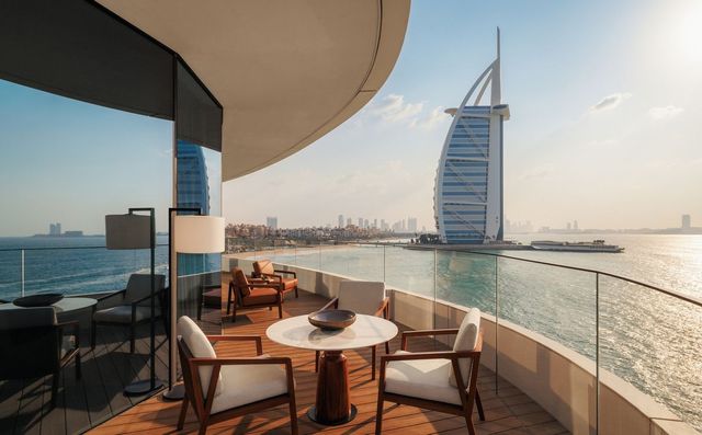 두바이의 상징적인 전망을 갖춘 주메이라 마르사 알 아랍의 오션 파노라마 룸 테라스.