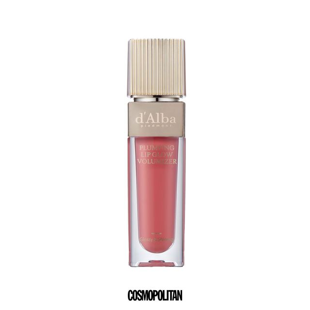 웜톤 피부와 잘 어울리는 청초한 무드의 소프트 핑크 코럴색으로 발색된다. 입술에 맑게 차오르는 광감의 텍스처와 글로시한 제형이 만나 탐스러운 탱글 립을 연출해준다. 플럼핑 립 글로우 무드 볼류마이저 포쉬 로즈 4만2천원. d’ALBA