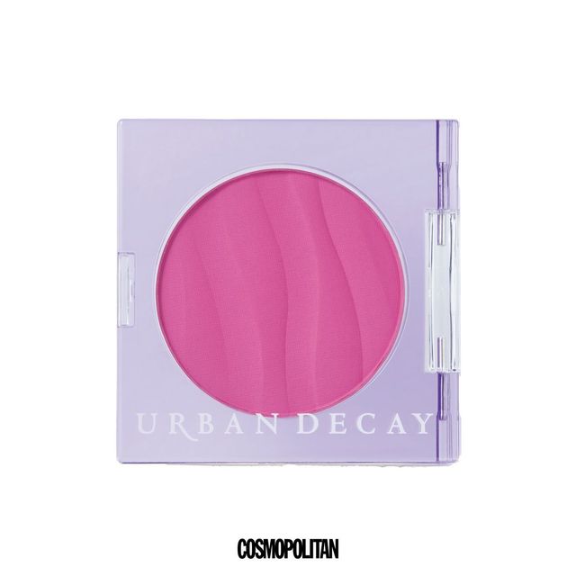 쿨톤과 잘 어울리는 차분한 라일락 컬러로 마치 스웨이드처럼 가볍고 보송한 텍스처가 뭉침 없이 피부에 착붙 밀착돼 은은한 색감을 오래 유지시킨다. 땀이나 유분기에도 쉽게 지워지지 않는 워터&스웨트프루프 기능을 갖췄다. 페이스본드 블러쉬 터치미 3만7천원대. URBAN DECAY