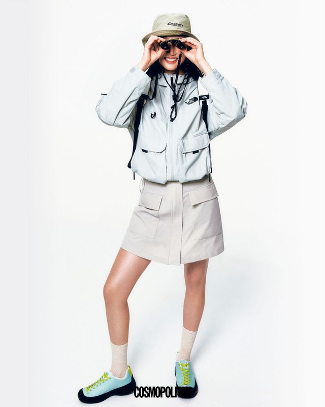 재킷 19만9천원, 백팩 8만9천원 모두 The North Face. 스코트 16만9천원 Hunter. 버킷 해트 6만9천원 Discovery Expedition. 망원경 1백83만원 Leica. 스니커즈 20만8천원 Millet. 양말 에디터 소장품.