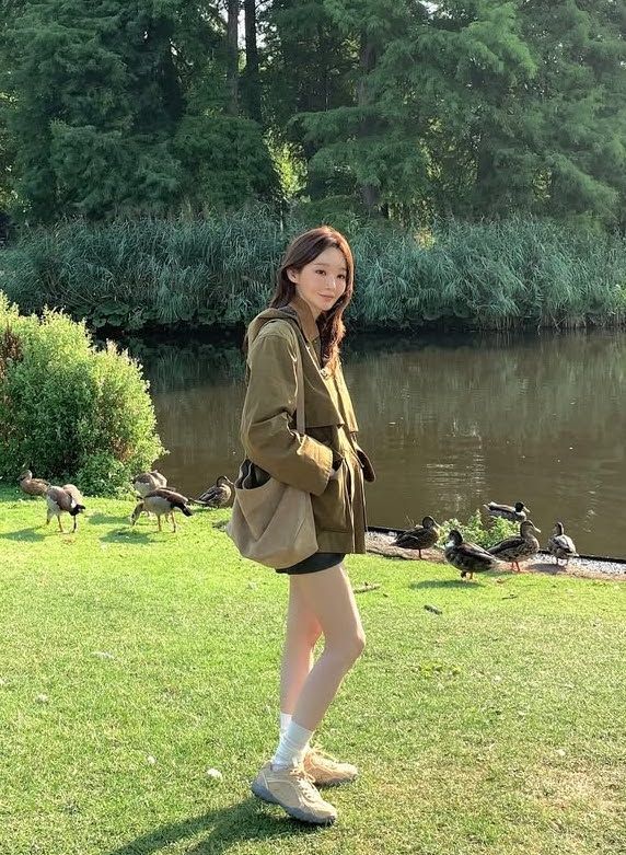 인스타그램 @iammingki 스웨이드 백을 캐주얼하게 연출한 강민경