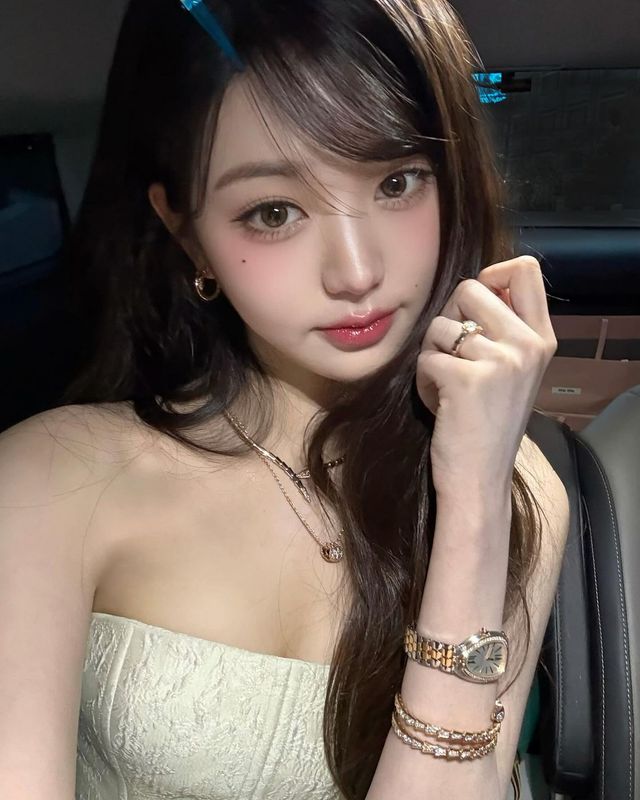 가르마는 지그재그로, 앞머리는 곡선으로 완만하게 넘긴 장원영 인스타그램 @foreveryoung1