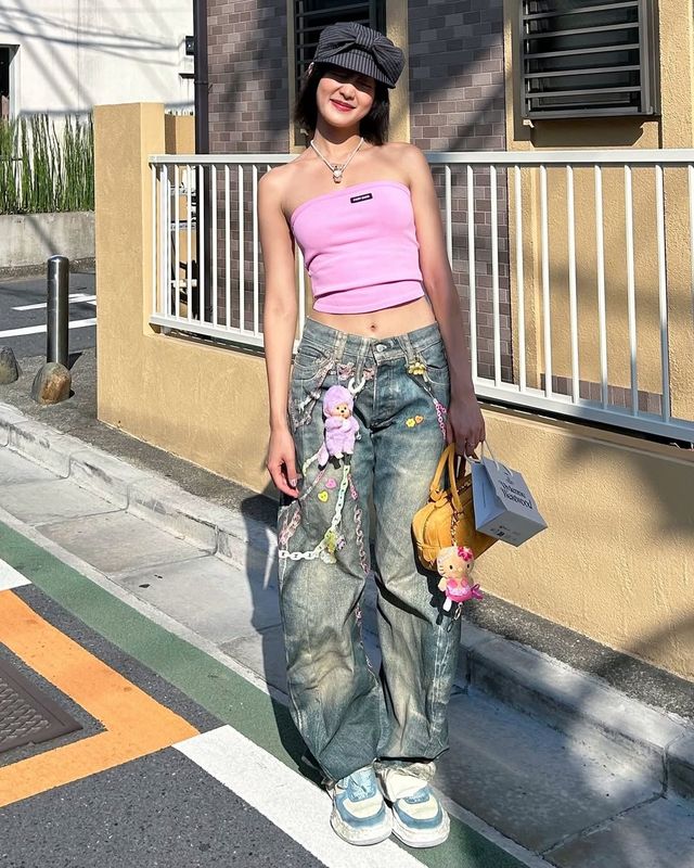 인스타그램 @min.nicha 스웨이드 톱 핸들 백에 키링을 달아 연출한 민니