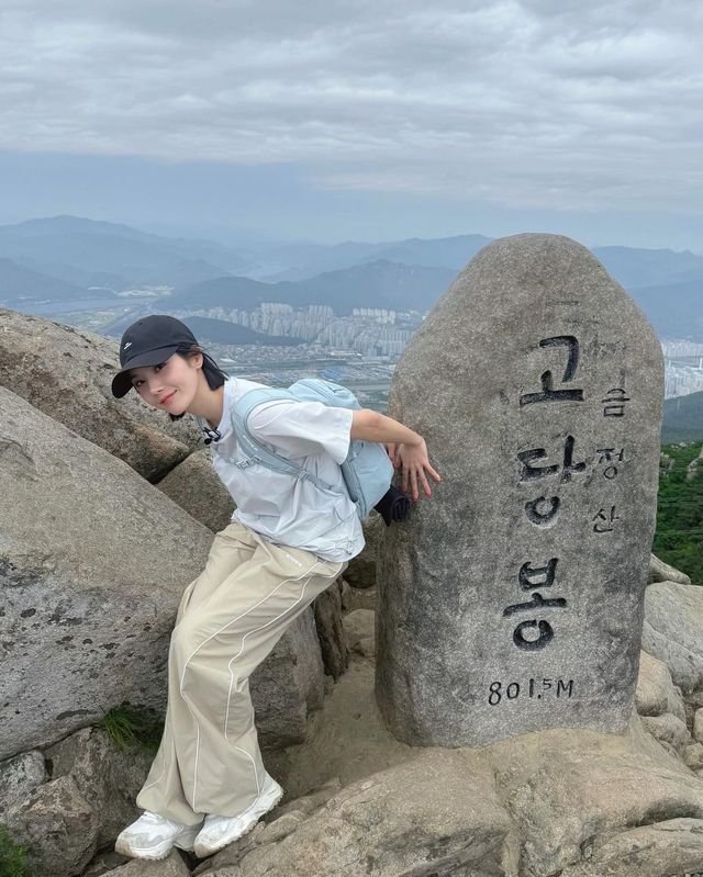 금정산 고당봉에 오른 권은비의 인증 숏 인스타그램 @silver_rain.__