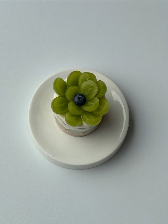 샤인머스캣과 블루베리가 잔뜩 들어간 시즈널 케이크. 인스타그램 @bgm.coffee 