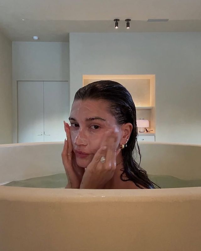 피부가 쉽게 불긋해지는 시즌에는 세라마이드가 정답! 인스타그램 @rhode