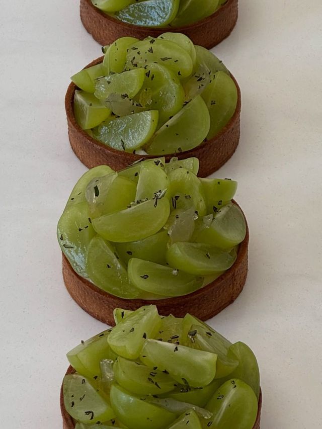 샤인머스캣 타르트를 만나볼 수 있는 파티세리 송버드. 인스타그램 @patisserie.songbird