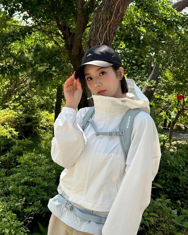 금정산 고당봉에 오른 권은비의 인증 숏 인스타그램 @silver_rain.__ 