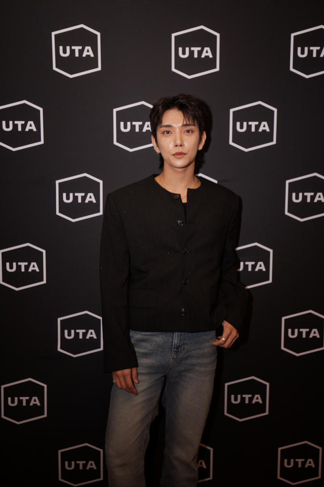 블랙 트위드 재킷으로 멋을 낸 세븐틴 조슈아. 포토그래퍼 Robert Evans