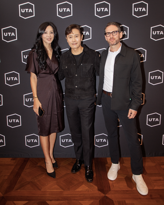 스웨이드 재킷으로 한껏 멋을 낸 이병헌. Jacqueline Kim, Lee Byung-hun, and Max Michael. 포토그래퍼 Robert Evans