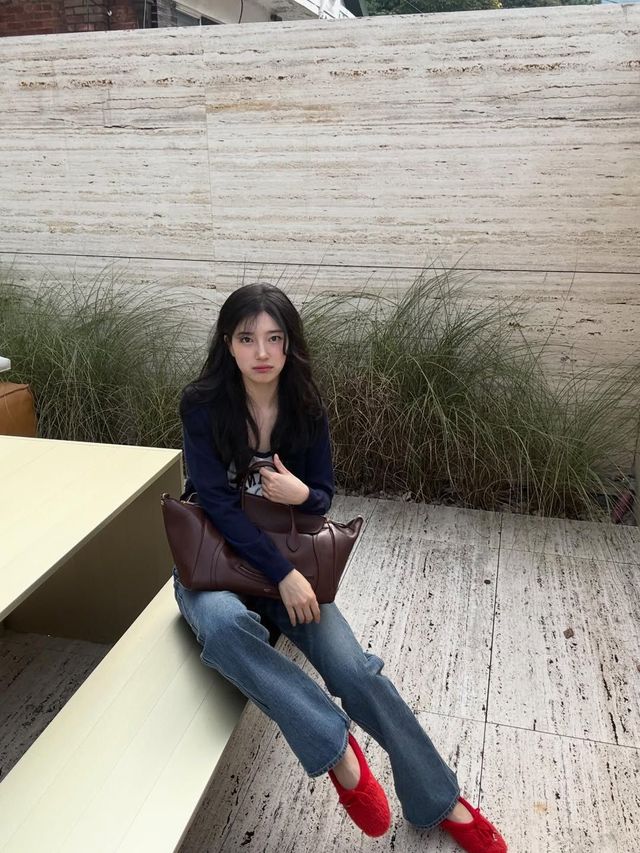 통통 튀는 레드 메리제인 스타일링을 선보인 수지 인스타그램 @skuukzky 