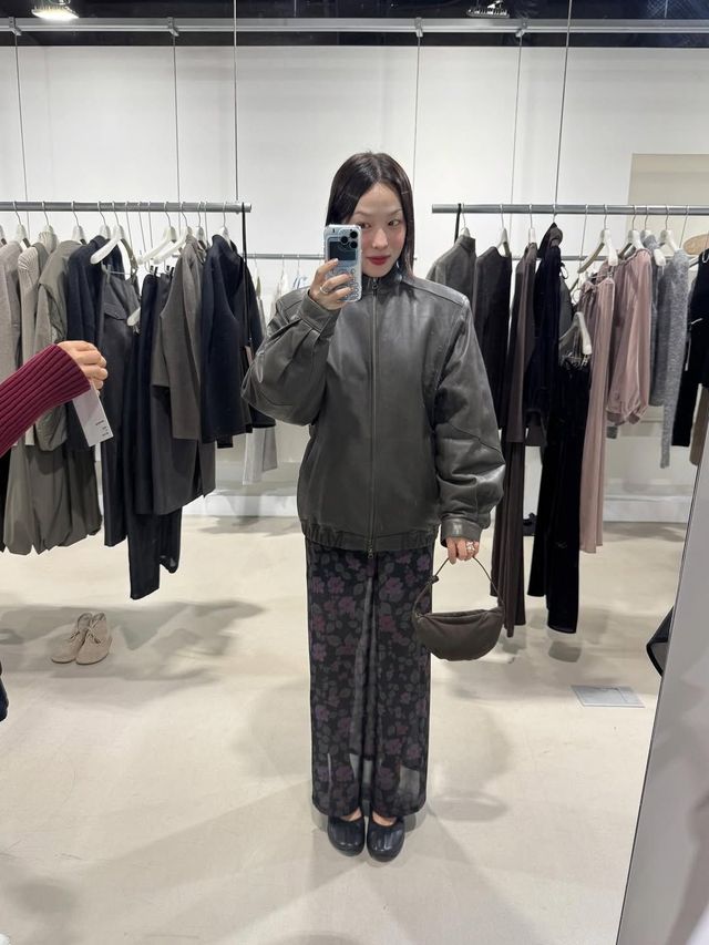가죽 소재의 봄버 재킷을 입은 수사샤 인스타그램 @suesasha