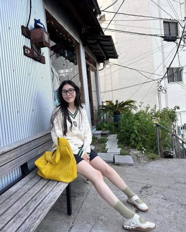 이해리의 프레피 무드 메리제인 스니커즈 스타일링 @dlgofl85 