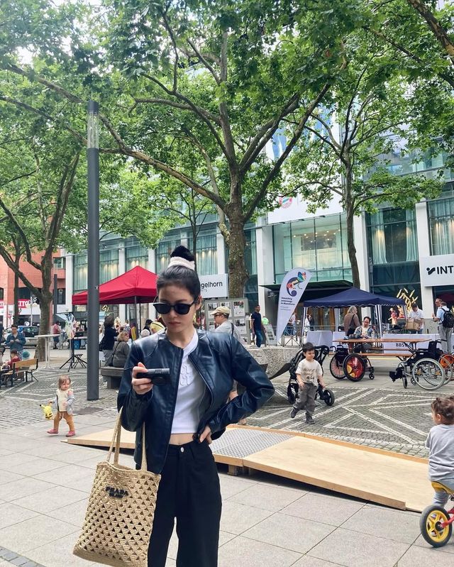 레더 재킷을 쿨하게 입은 신예은. 인스타그램 @__shinyeeun