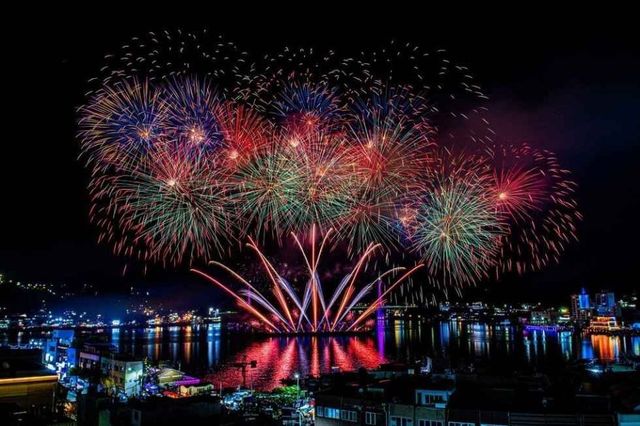 화려한 여수불꽃축제. 사진 한국관광공사