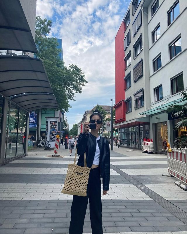 레더 재킷을 쿨하게 입은 신예은. 인스타그램 @__shinyeeun