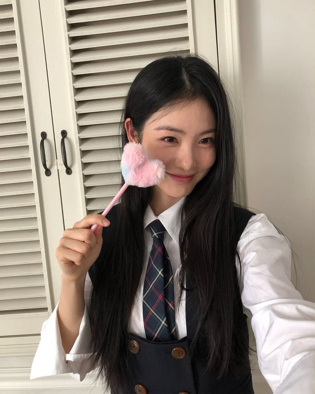 프레피룩은 신예은처럼! 인스타그램 @__shinyeeun