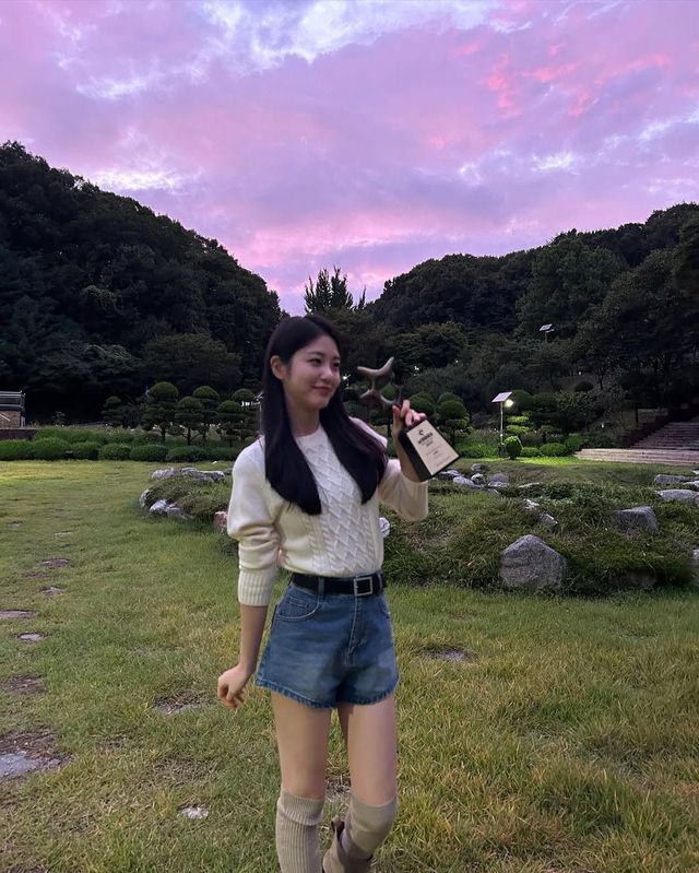 니트와 쇼츠 조합으로 가을 패션을 완성한 신예은. 인스타그램 @__shinyeeun