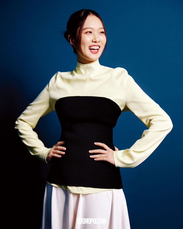 블라우스, 니트 뷔스티에, 롱스커트 모두 Tod’s.