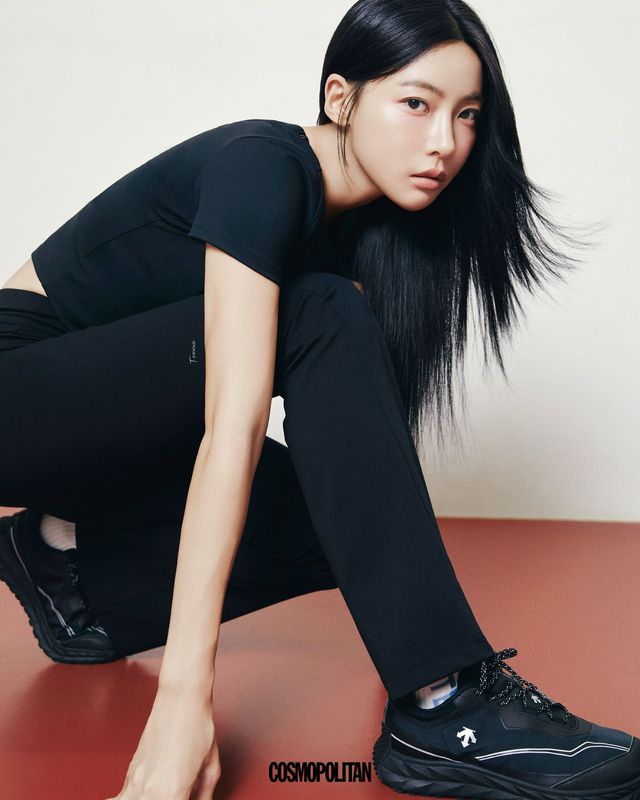 반팔 티셔츠, 레깅스, 양말, 스니커즈 모두 Descente.