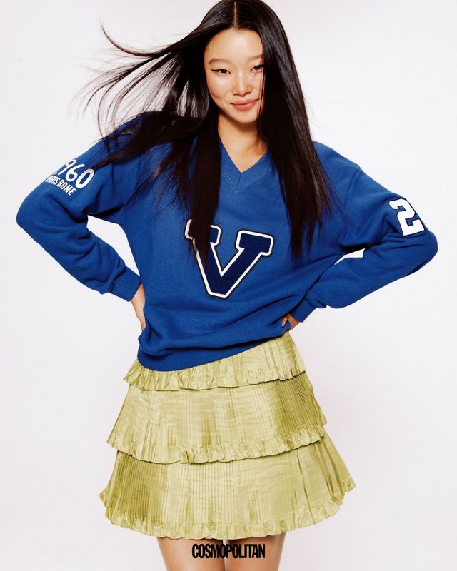 스웨트셔츠, 스커트 모두 Valentino.