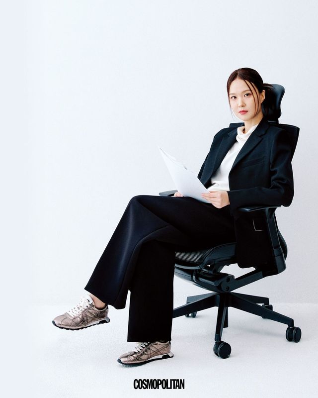 재킷 Victoria Beckham by 10 Corso Como Seoul. 블라우스 Allsaints. 팬츠 Jacquemus. 스니커즈 Ash.