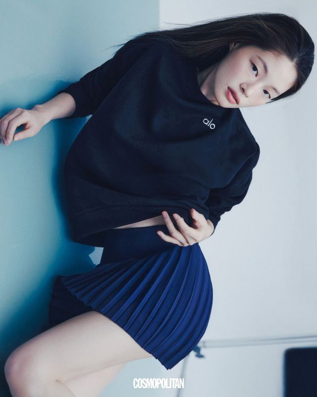 스웨트셔츠, 테니스 스커트 모두 가격미정 alo.