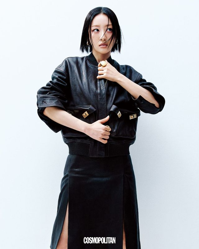 데님 재킷, 미니드레스, 데님 팬츠 모두 Amiri. 귀고리, 오른손과 왼손 후프 링 모두 Tacto. 오른손 검지 반지 Novice Tokyo. 슈즈 스타일리스트 소장품.