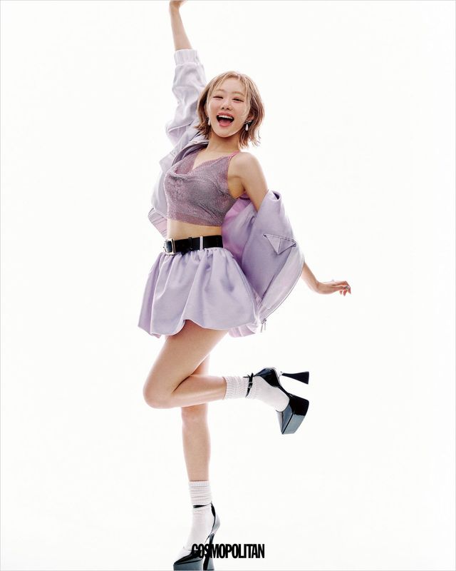 보머 재킷, 미니스커트, 벨트, 귀고리 모두 Self-Portrait. 크롭 톱 Poster Girl. 스트랩 힐 Naked Wolfe. 양말 스타일리스트 소장품. 