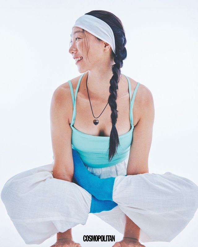 톱, 팬츠, 양말 모두 Dhyani. 헤어밴드 Manduka. 목걸이, 반지, 양말 본인 소장품.