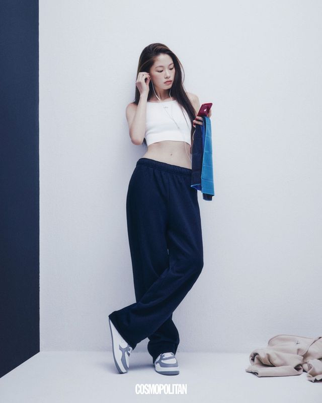 슬리브리스 톱, 스웨트팬츠, 스니커즈, 바닥에 놓인 후드 집업 모두 가격미정 alo.