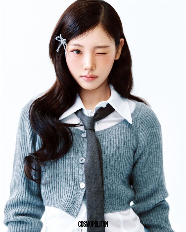 이현 카디건 Blumarine. 셔츠 Nick&Nicole. 헤어핀 Jean Paul Clarisse. 타이 스타일리스트 소장품