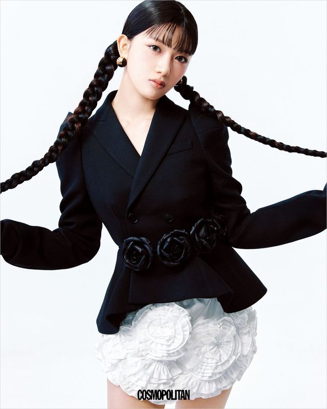 (쿠미)재킷 McQueen. 미니스커트 Sinoon. 귀고리 Fendi. 벨트로 활용한 초커 Lyn Ha Lyn.