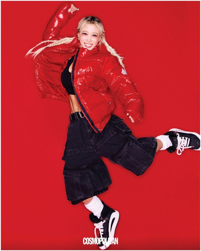 블랙 재킷은 Lanvin. 블랙 톱과 레깅스 팬츠 앵클 부츠는 모두 Givenchy by Riccardo Tisci.