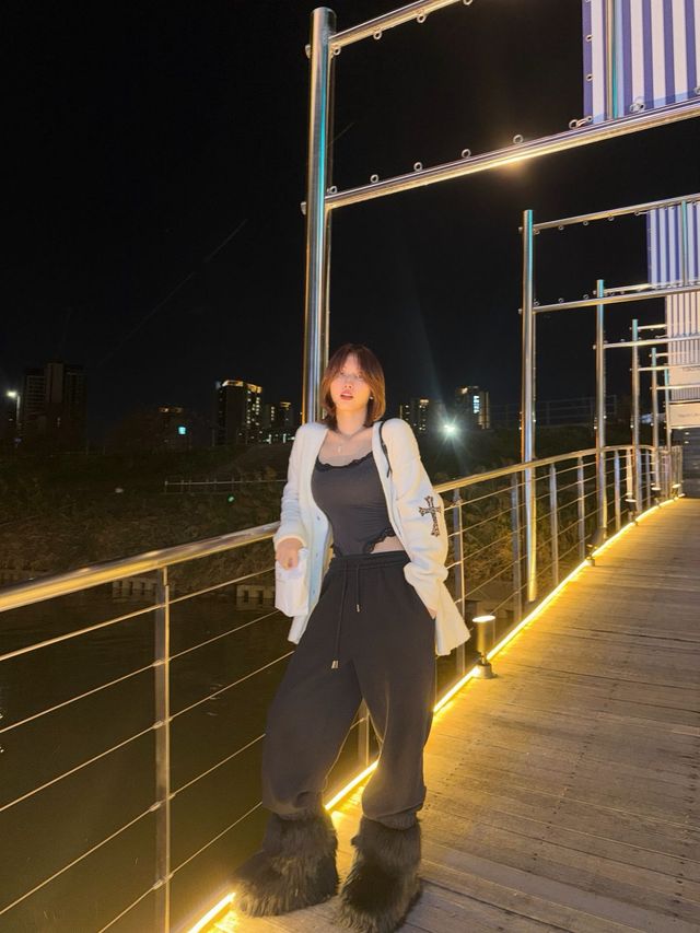 두 가지 컬러의 스웨트 팬츠를 소화한 모모. 인스타그램 @momo 