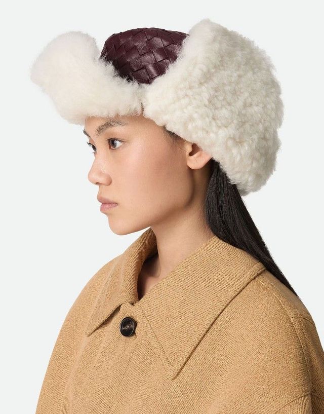 겨울 모자 (출처 : 보테가 베네타 홈페이지)