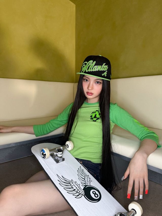 뉴에라로 그린&블랙 배색 코디를 한 키키 키야. X @kiiikiii_talk