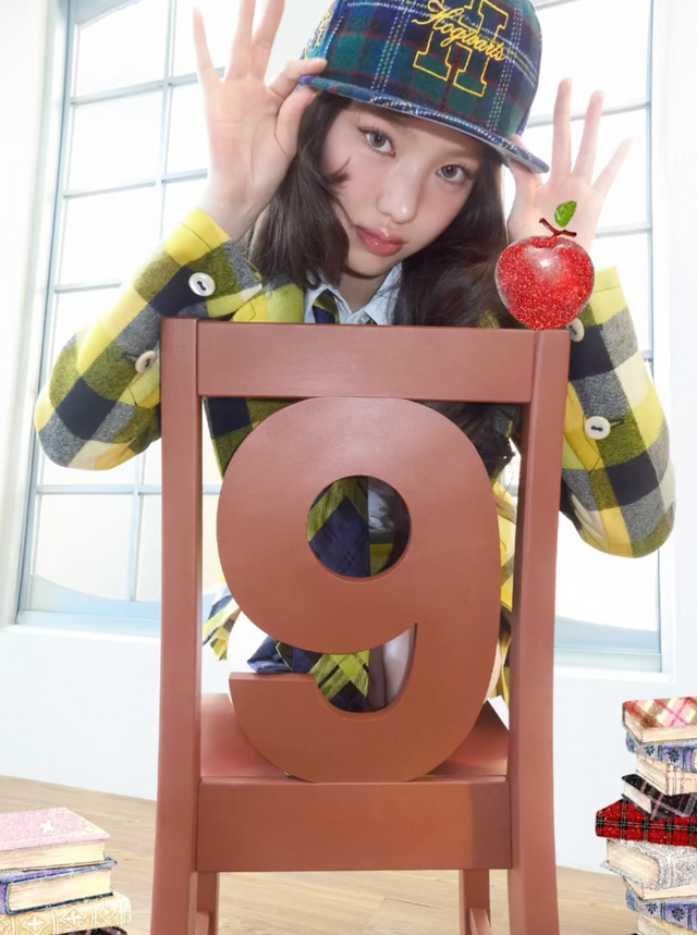 체크 뉴에라로 프레피 룩을 완성한 키키 수이. 인스타그램 @kiiikiii.official