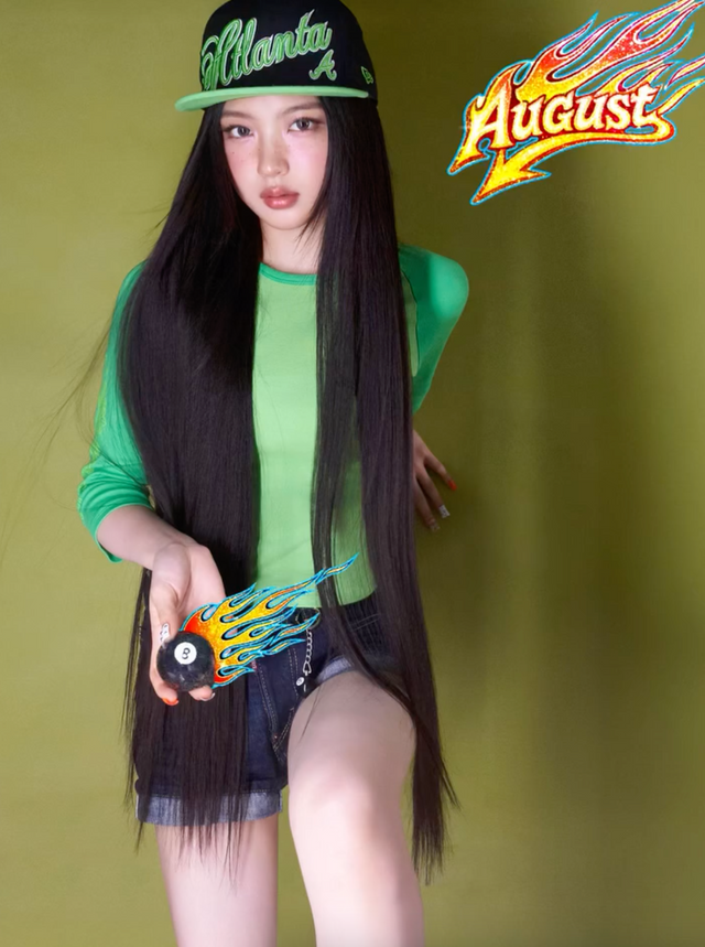 뉴에라로 그린&블랙 배색 코디를 한 키키 키야. 인스타그램 @kiiikiii.official