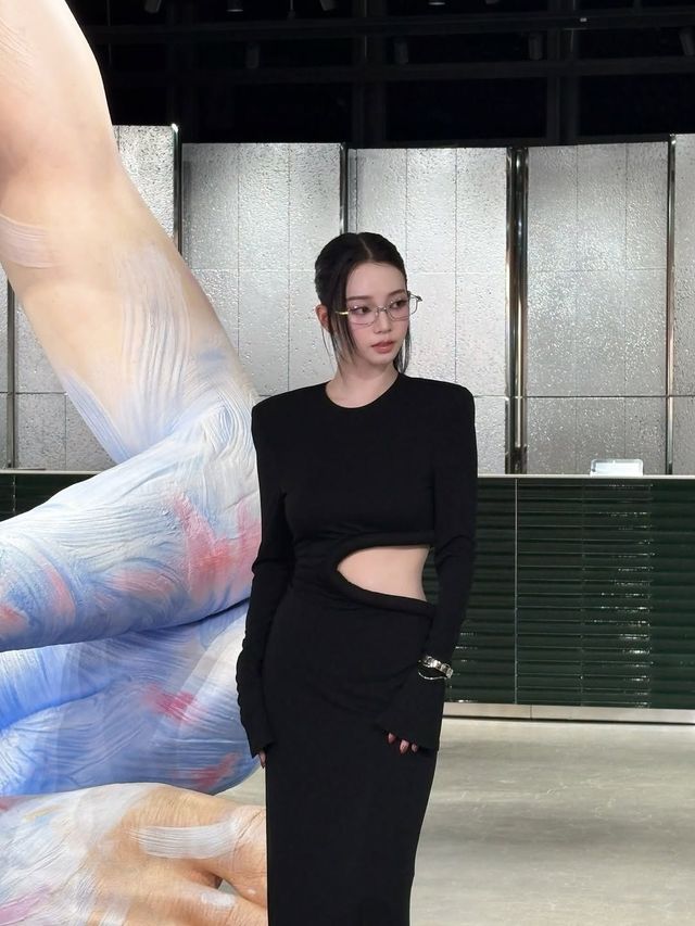 셀렙 드레스 (출처 : 인스타그램 @katarinabluu)