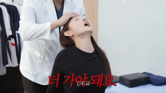 한혜진 거북목 교정 | 출처 유튜브 〈한혜진〉