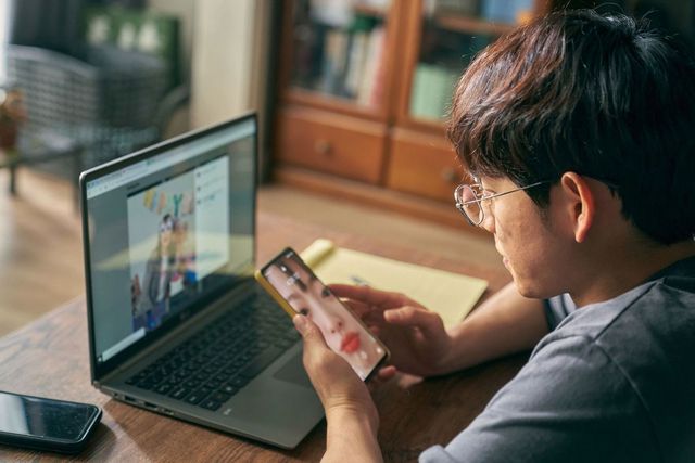 SNS에 빠진 친구와 관계 유지하는 법. 영화 ‘스마트폰을 떨어뜨렸을 뿐인데’ 스틸컷