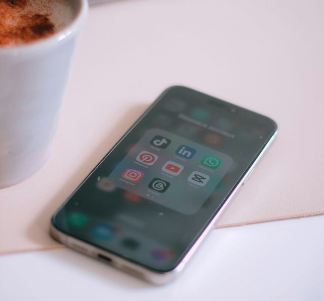 SNS에 빠진 친구와 관계 유지하는 법. 언스플래쉬