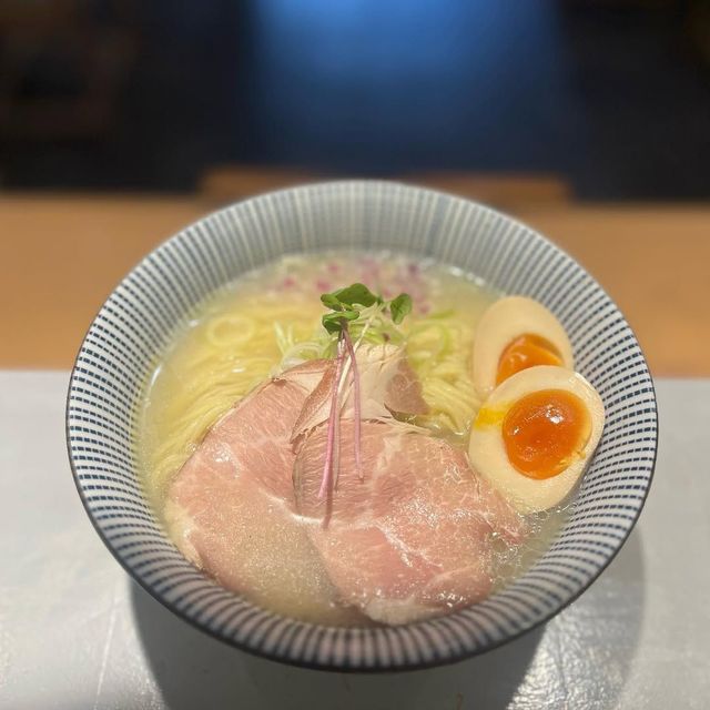 맑고 깔끔한 조개 육수 베이스의 라멘을 맛볼 수 있는 일본 교토 카이다시라멘 키타다. 인스타그램 @kaidashimen_k