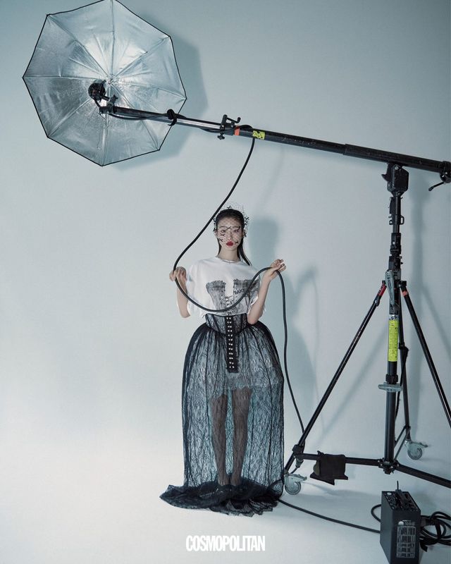 티셔츠, 뷔스티에 스커트, 이너 미니스커트 모두 YCH. 목걸이, 반지 모두 Messika. 헤드피스 Q Millinery. 슈즈 Christian Louboutin. 