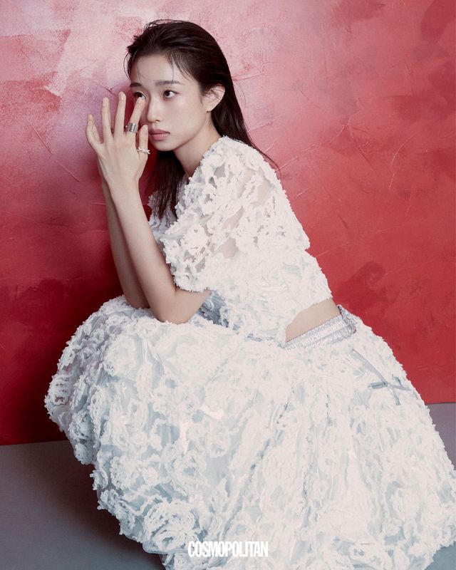 톱, 스커트 모두 Bmuet(te). 반지 모두 1064Studio.