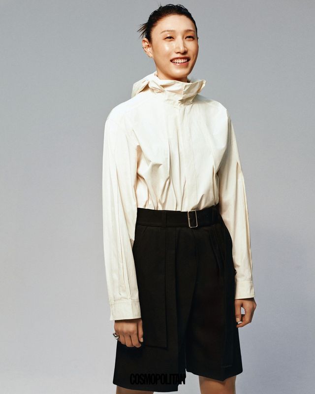 “경기를 하면 단 1점이 간절해지는 순간이 있죠. 그 점수는 결코 혼자 만든 결과가 아니에요. 리시브와 토스, 서로를 믿고 이어지는 흐름 속에서 올라간 손끝이 마침내 점수로 이어지거든요. 한때는 경기를 끝내던 손이었다면, 지금은 코트 밖에서 후배들의 등을 두드리고 마음을 다독이는 손이 됐어요. 선수 시절 모두의 손에서 시작된 에너지가 하나의 기쁨으로 돌아올 때 ‘연결’이라는 단어의 의미를 실감했다면, 이제는 누군가를 일으켜세우는 손이 또 다른 승리로 이어졌으면 해요.” 시어 버터 핸드 크림 150ml 4만2천원 L’occitane. 하이넥 셔링 디테일 셔츠, 벨티드 테일러드 쇼츠 모두 YCH. 실버 이어 커프 Didier Dubot. 실버 볼드 링 Metrocity.